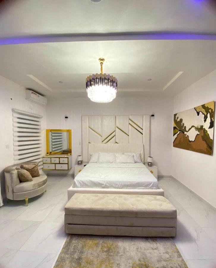 Urban Retreat Luxury Shortlet Apartment Lekki Ajah Lagos With Pool And Gym Exterior photo