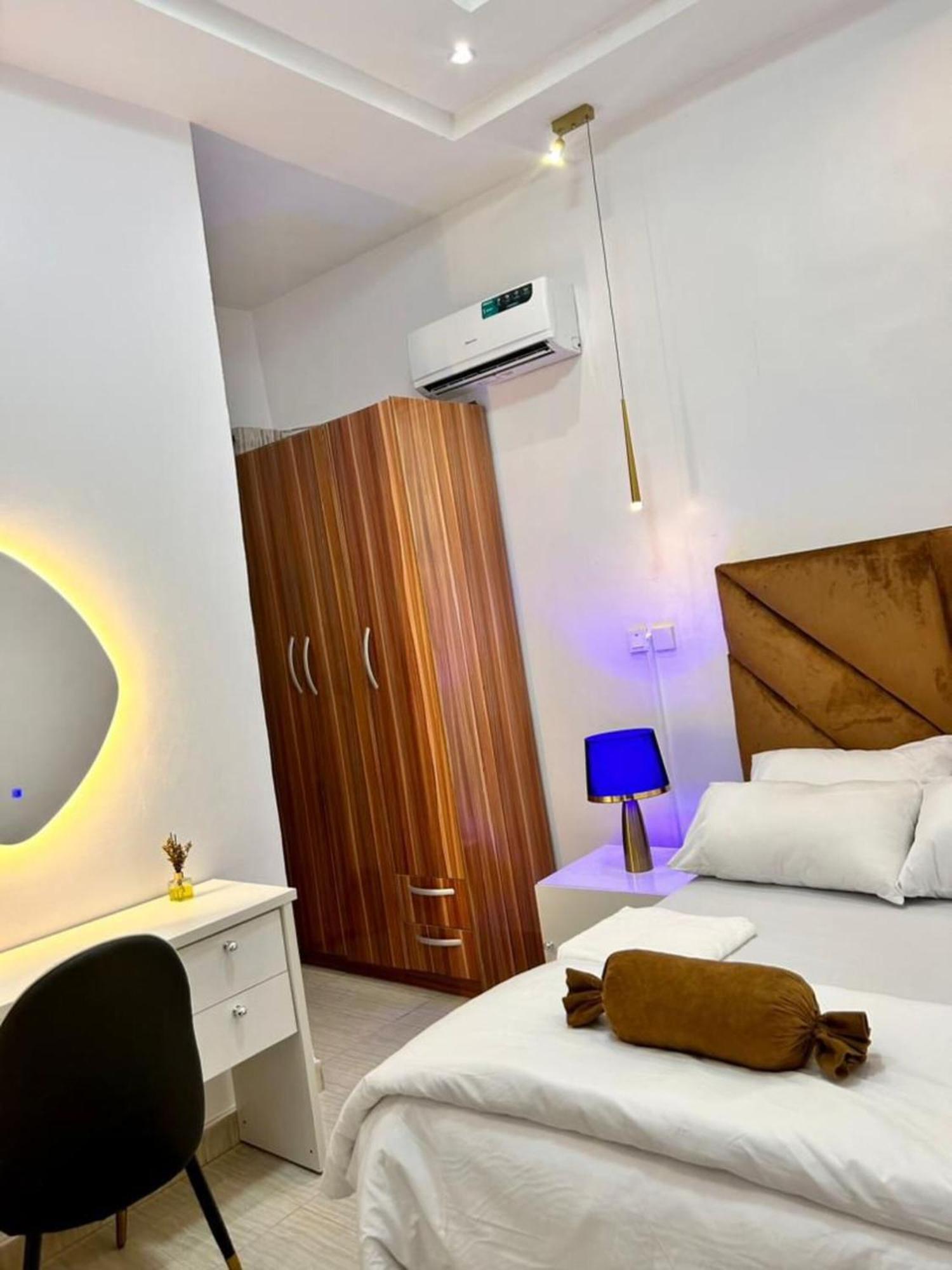 Urban Retreat Luxury Shortlet Apartment Lekki Ajah Lagos With Pool And Gym Exterior photo